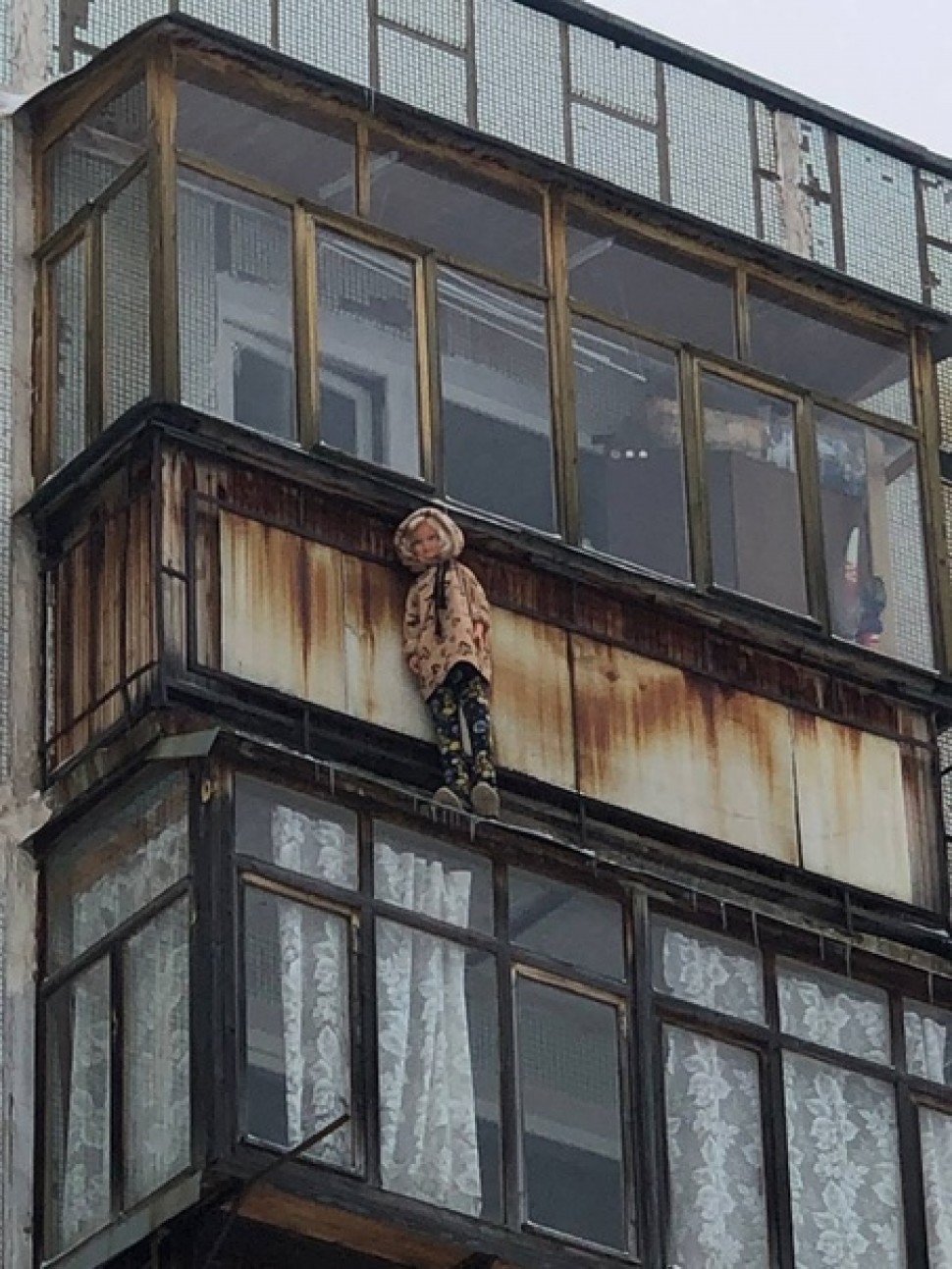 В Северодвинске неизвестные напугали прохожих висящей на балконе куклой